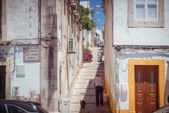 Aufwärts - schmale Gasse in Tavira