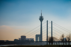 Fernsehturm Düsseldorf-Eingerahmt von der Oberkasseler Brücke