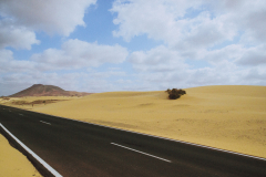 Sand und Wolken im Parque Natural bei Corralejo