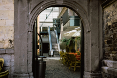 Altes Tor, moderne Treppe
