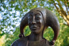 Eulenspiegel vor dem Schloss Neersen