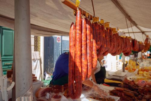 Frische Chourico auf dem Markt in Loulé