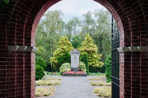 Blick in den Friedhof in Kloster Knechtsteden