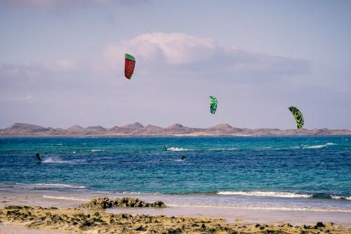 Kitesurfer am Playa El Viejo, Corralejo