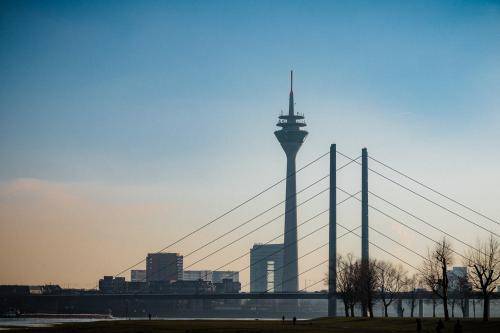 Fernsehturm Düsseldorf-Eingerahmt von der Oberkasseler Brücke